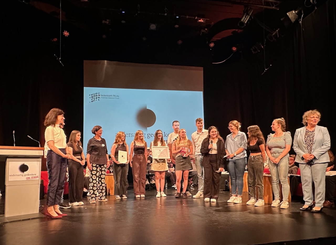 Wir haben den 2. Preis beim Bundeswettbewerb „andersartig gedenken on stage“ gewonnen!