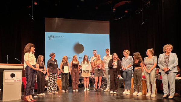 Wir haben den 2. Preis beim Bundeswettbewerb „andersartig gedenken on stage“ gewonnen!