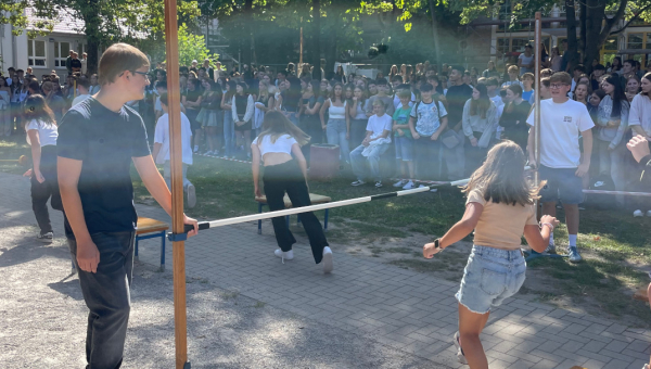 Tradition in neuem Gewand: Schülerinnen und Schüler der siebten Klasse getauft