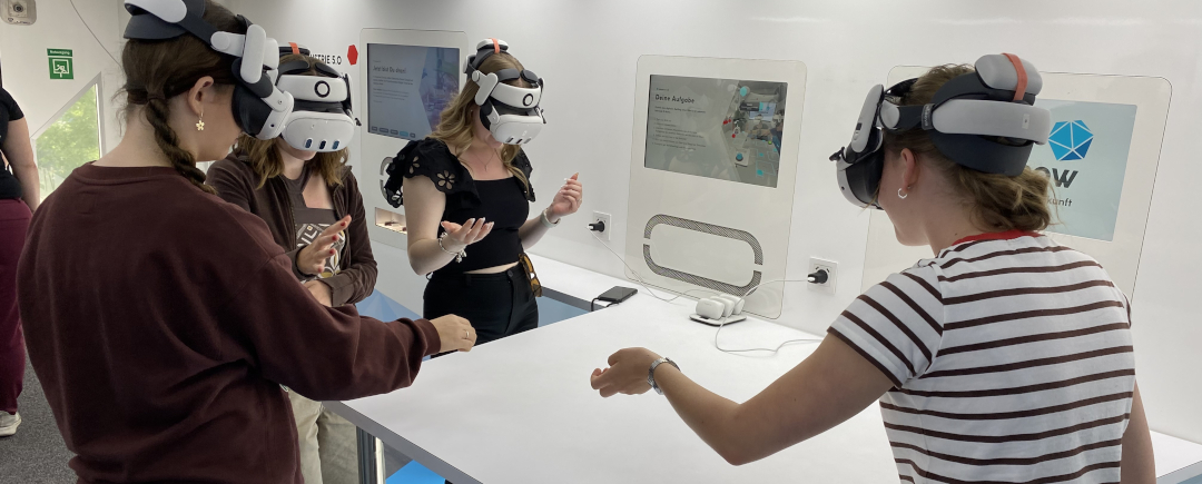 Gedanken steuern, Roboter tanzen lassen und die Zukunft anfassen – die 9e im Touch Tomorrow Truck