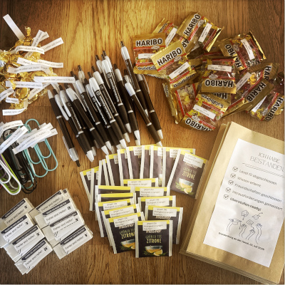 Zeugnisgeschenke für die Jahrgangsstufe 10: Kugelschreiber, Gummibärchen, Büroklammer mit Motivationsspruch, Teebeutel